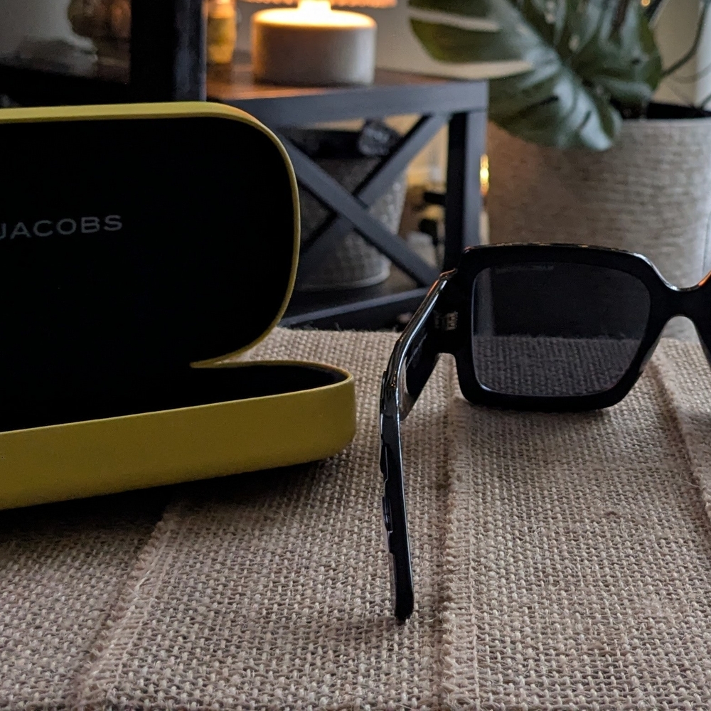 Marc Jacobs Rectangular Sunglasses with Yellow Ca… - image 5